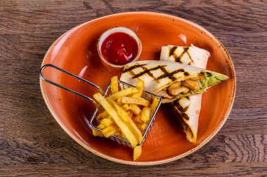 Domuz eti Burrito Fransız patates ile