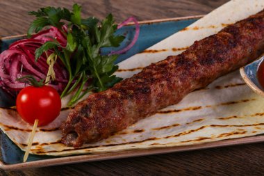Domuz kebap et sosu ve ekmek ile