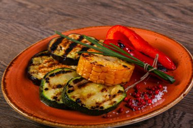 Izgara sebze tabağı karışımı.