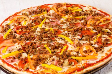 Kıyılmış et ve sebze pizza