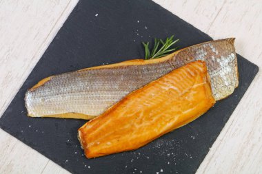 Baharat ile tuzlu beyaz balık füme