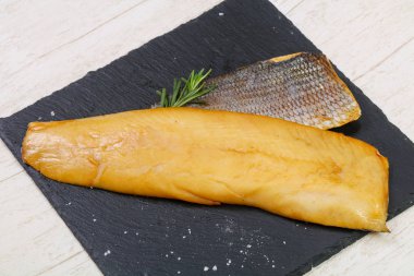 Baharat ile tuzlu beyaz balık füme