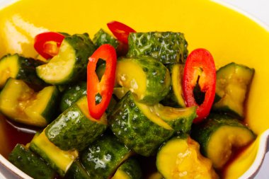 Asya kase içinde salatalık Marine