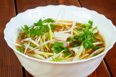 Soğuk Vietnam tavuk çorbası Bun Ga