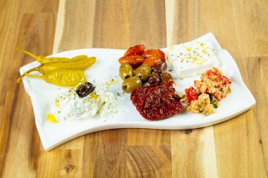 Dzadziki ile Yunan geleneksel meze