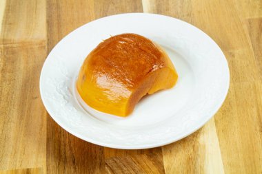 Tatlı pişmiş ayva ahşap arka plan üzerinde