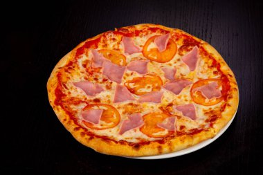 Lezzetli Prosciutto pizza jambon ve domates ile