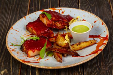 Kavrulmuş domuz kaburga sos ile