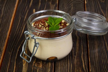 Nane ile tiramisu pasta bardakta servis