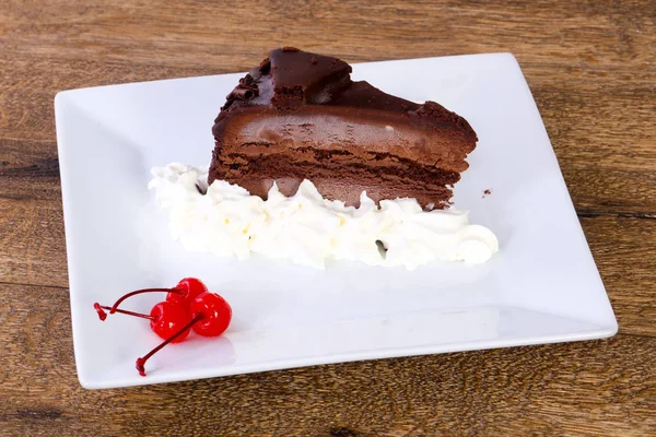 Schokoladenkuchen Mit Sahne Und Kirsche — Stockfoto