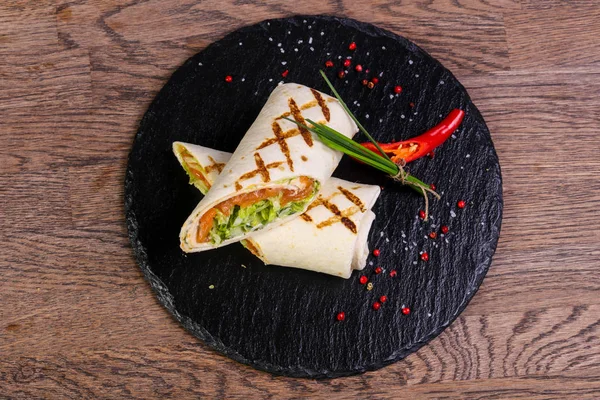 Lachsrolle Tortilla Serviert Zwiebeln Und Paprika — Stockfoto