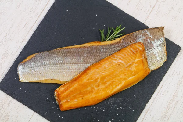 Baharat ile tuzlu beyaz balık füme