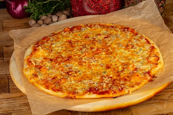 Deliziosa Grande Pizza Formaggio — Foto Stock