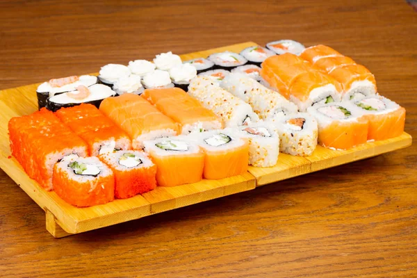 Lezzetli çeşitli Philadelphia sushi seti rulo