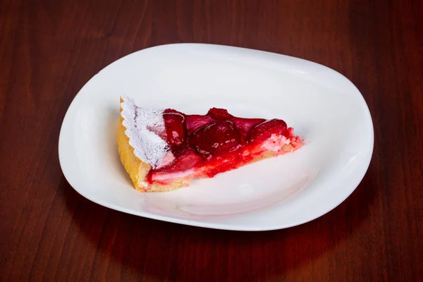 白盘子里放草莓芝士蛋糕 — 图库照片