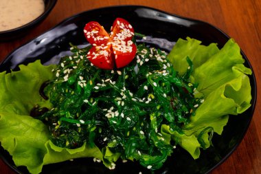 Chucka susam ve domates salatası