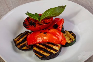 Izgara sebze fesleğen plaka devam eder