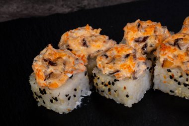 Japon baharatlı suşi ve rulolar