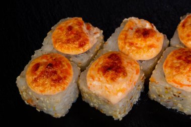 Japonca rulo ile pirinç pişmiş