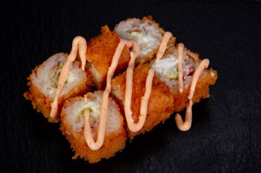 Karides ile Japon geleneksel rulo