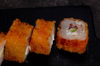 Japonca rulo ile pirinç pişmiş