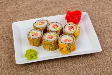 Tempura ton balığı ve avokado ile rulo