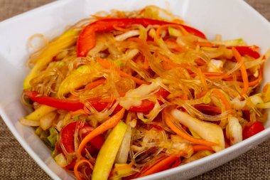 Cam noodle ile sebze ve baharatlar