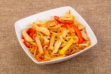 Cam noodle ile tavuk, sebze ve baharatlar