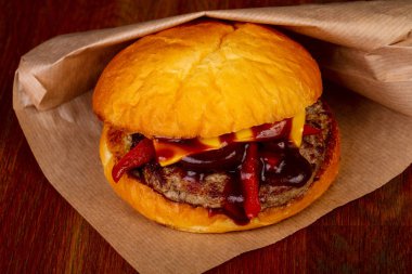 Sığır eti ile ev yapımı lezzetli burger