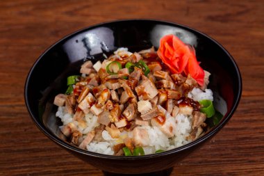 Japon tarzı pirinç domuz eti ile