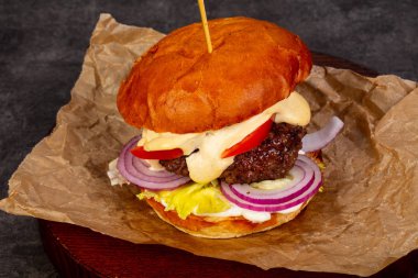 Etli ve peynirli hamburger.