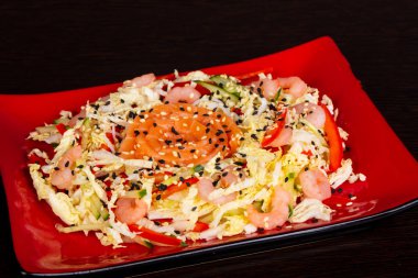 Somon ve karides salatası sesam tohum hizmet