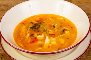 Bitki ve baharatlı tavuk çorbası.