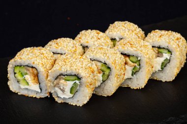 Yılan balığı ile Japon soğuk rulo