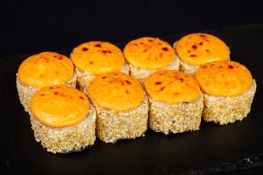 Soslu pişmiş Japon rulo