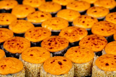 Japonca set balık ve pirinç ile rulo