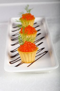 Kırmızı havyar tartalets beyaz plaka