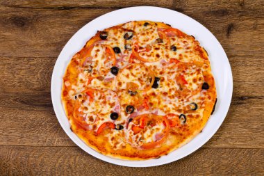 Jambonlu ve peynirli pizza