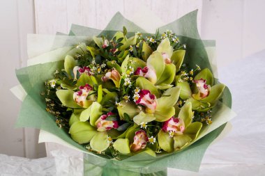 Çeşitli çiçek ile romantik buket