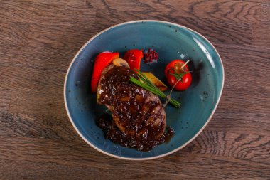 Sığır eti biftek soslu sebze devam eder.