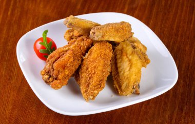 Tavuk kanatları yığın kiraz domates hizmet