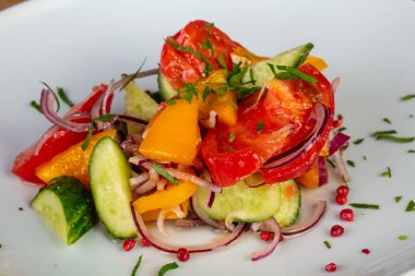 Lezzetli bir rustik doğranmış domates, salatalık, soğan ve biber salatası