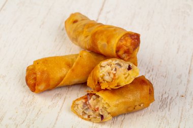 İştah açıcı derin yağda kızartılmış böreği sos ile