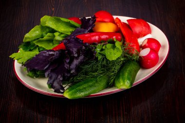 Taze sebze fesleğen ve dereotu ile