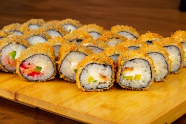 Lezzetli kızarmış tempura sushi seti
