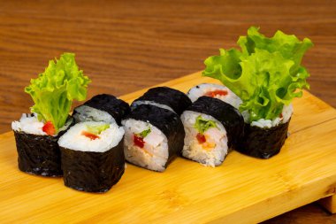 Marul ile lezzetli korkumu suşi rulo