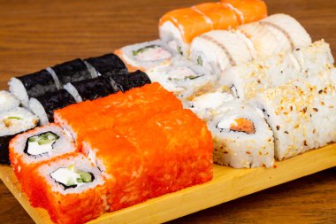 Lezzetli yılan balığı sushi roll seti