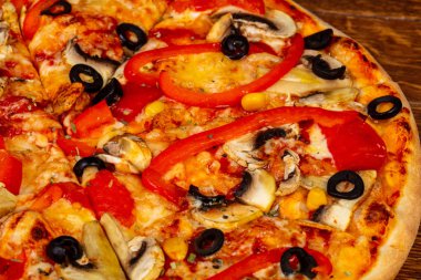 Mantar ve kırmızı biber Pizza