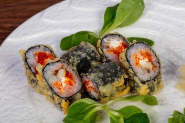 Yılan balığı ve tobiko ile tempura rulo