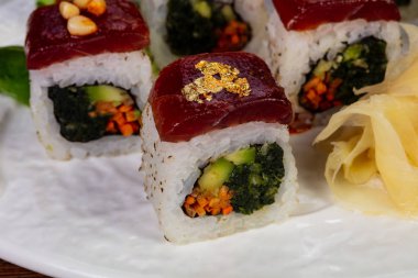 Ton balığı, sedir ve altın ile Japon rulo